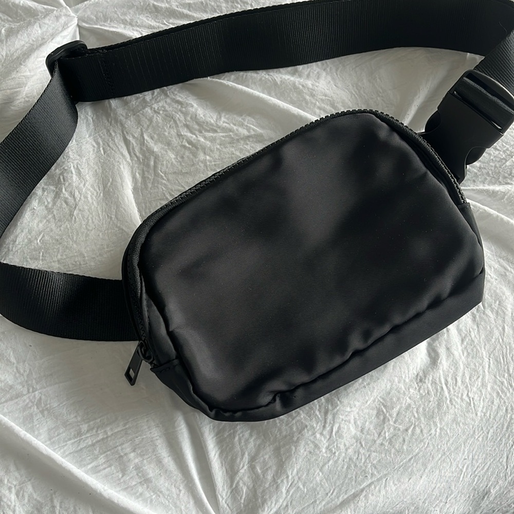Black belt bag